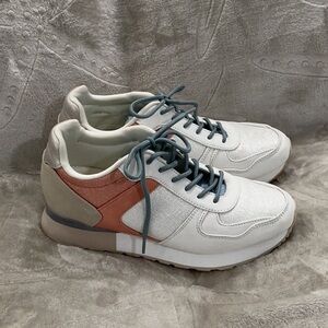 Tan and White Sneakers with Low-Top Design and Athletic Style